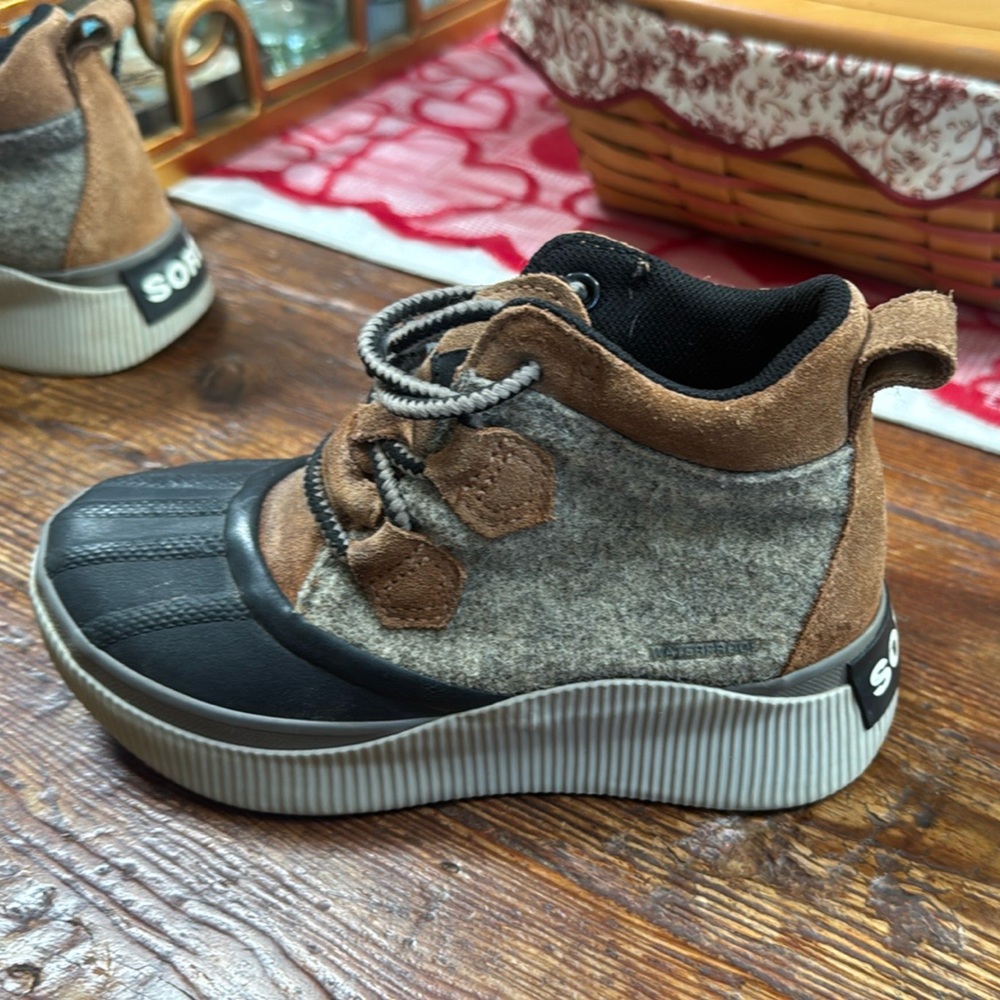 SOREL Kids size 1 Out N About IV Classic Waterproof Duck Boot used great shape